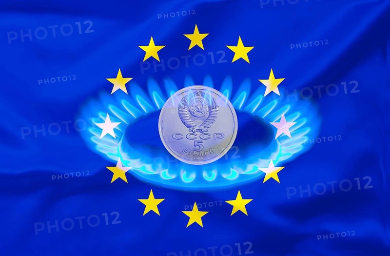 Gas supplies from Russia only against Russian rubles, energy crisis, embargo, natural gas, Nord Stream 2, pipeline, rising energy costs, Europe dependent on Gazprom, Gazprom, ROUBLE, 5 rubles, coin, studio recording, Lower Saxony, Federal Republic of Germany