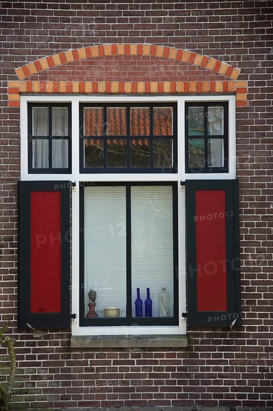 Window with red shutters and decoration on window sill, window sill, house facade, brick house, Den Burg, Texel, North Holland, Netherlands, Netherlands