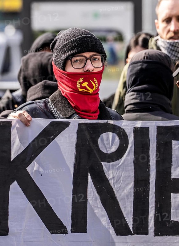 Left-wing counter-demonstration at an ultra-right demo of the so-called neo-Nazi group Jung und Stark, JS, demonstrating in the city centre of Essen, demanding remigration of foreigners, extreme left-wing counter-demonstrators, of the Antikapitalistische Aktion, Essen, North Rhine-Westphalia, Germany
