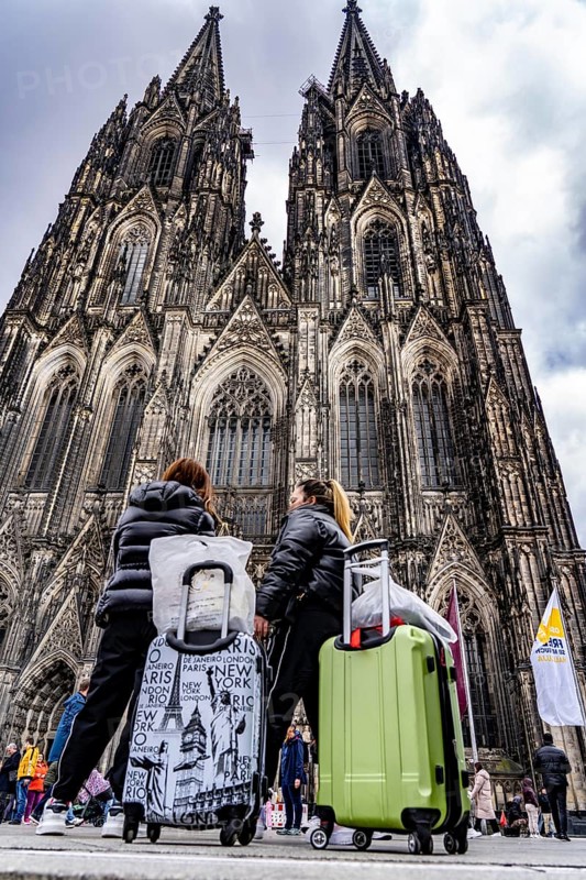 Domplatte, Cologne Cathedral, tourists with suitcases, Cologne North Rhine-Westphalia, Germany