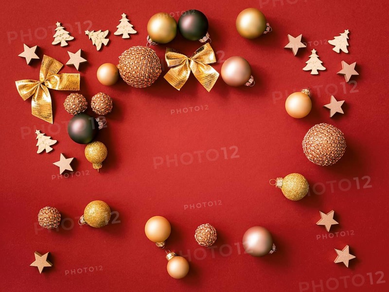 Christmas decoration, red background, Merry Christmas, gifts, Christmas balls, bows, studio, Baden-Württemberg, Federal Republic of Germany
