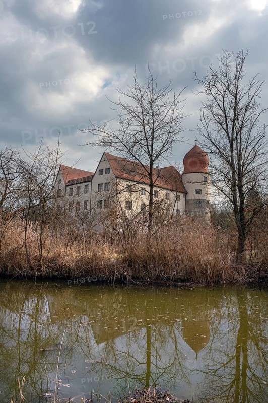 Moated castle, originally a manor house, converted into a Renaissance castle between 1612 and 1618, Neuhaus, Middle Franconia, Bavaria, Germany