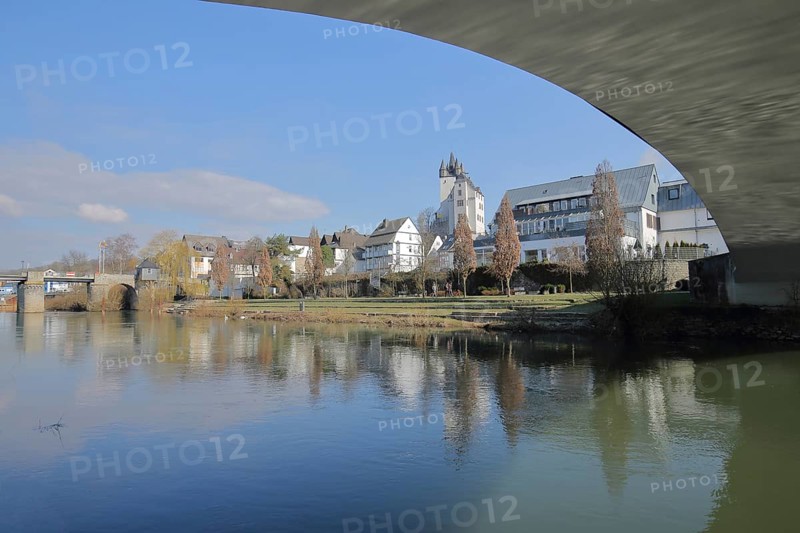 Cityscape of Diez with arched bridge from below and Lahn, Grafenschloss Spiegelung, Perspektive, Diez, Rhineland-Palatinate, Germany