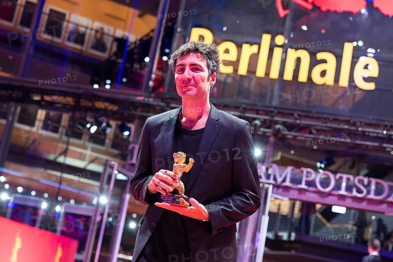 Ilker Çatak poses with the Golden Bear as director of the film Arctia flavia (Yellow Letters) for Best Film after the award ceremony at the closing gala of the Berlinale at the Theater am Potsdamer Platz in Berlin on 21.02.2026. The 76th Berlin International Film Festival will take place from 12 to 22 February 2026