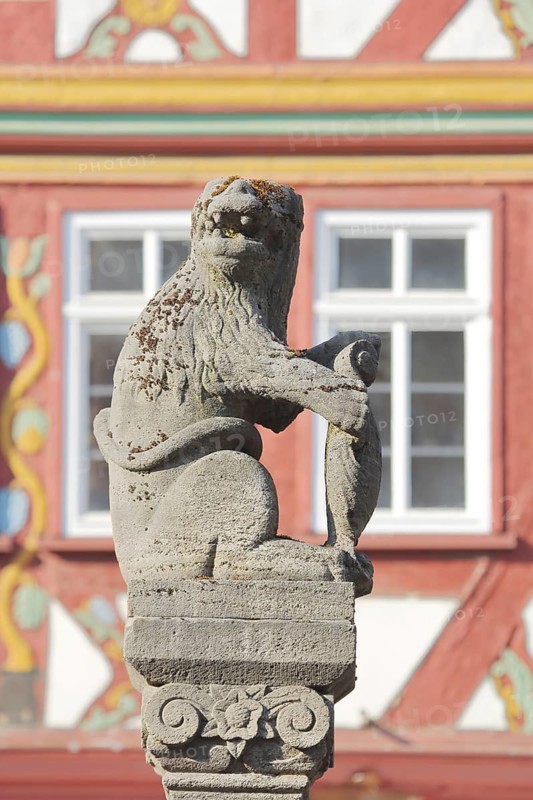 Lion figure from the market place, half-timbered house, blur, Herborn, Hesse, Germany