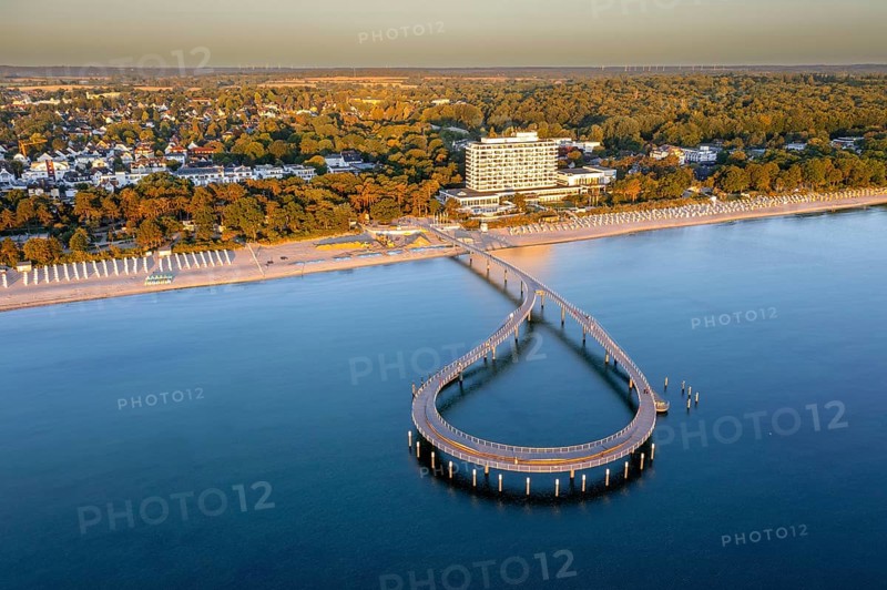 Aerial view over Maritim Seebrücke / maritime pier over the Baltic Sea at seaside resort Timmendorfer Strand, Ostholstein, Schleswig-Holstein, Germany