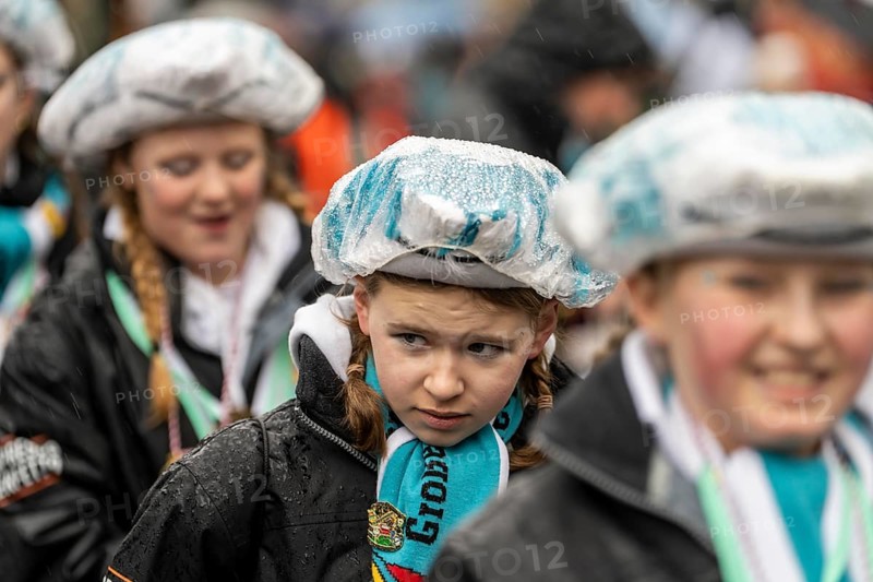 Rose Monday procession in Düsseldorf, parade participants, foot groups, make themselves rainproof, at street carnival, sometimes heavy rain, North Rhine-Westphalia, Germany