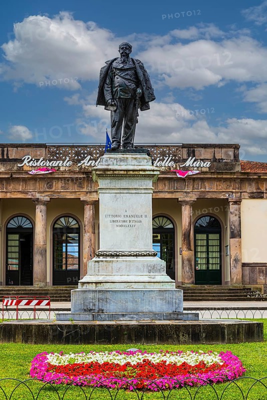 Statue of Vittorio Emanuelle II in Piazza le Vittorio Emanuelle, Lucca, Tuscany, Italy