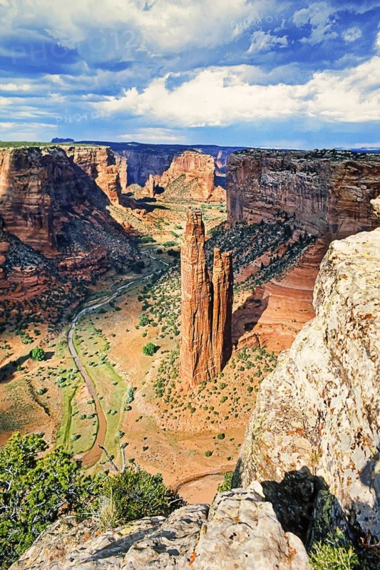 Spider Rock, two approx. 240 m high rock needles, landmark of Canyon de Chelly National Monument, area of the Navajo Nation in the north-east of the US state of Arizona. The nearest town is Chinle. Colorado Plateau, Arizona, USA