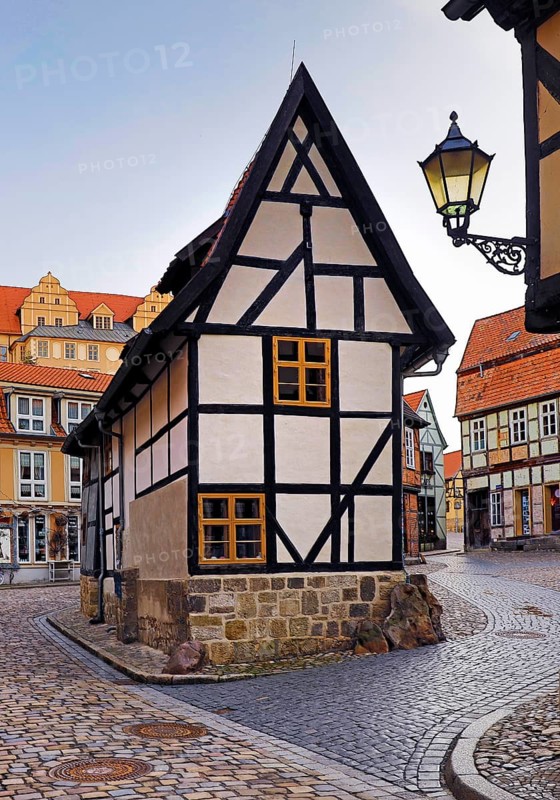 Half-timbered houses in Finkenherd with Schlossberg, alley in the old town centre of the World Heritage town of Quedlinburg, Saxony-Anhalt, Germany