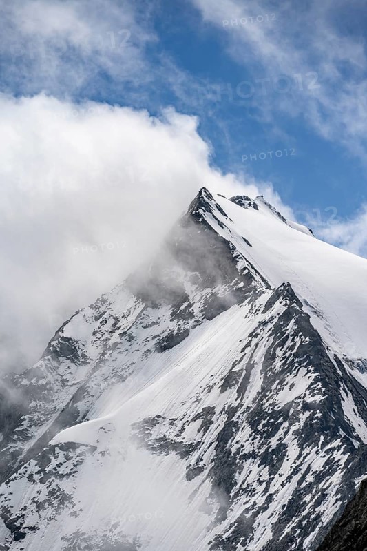 Mountain landscape of rock and ice, glaciated mountain peak Großer Möseler, glacier Waxeggkees, Berliner Höhenweg, Zillertal Alps, Tyrol, Austria