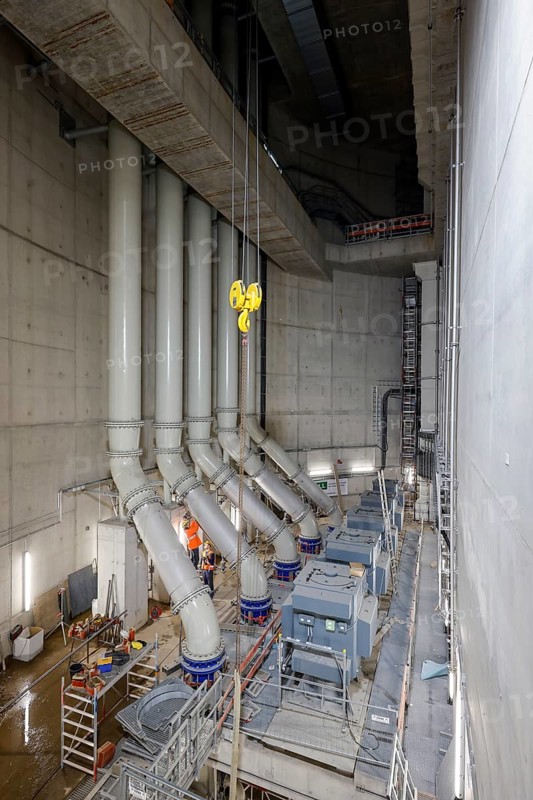 28.10.2020, Oberhausen, Ruhr area, North Rhine-Westphalia, Germany - Emscher conversion, new Emscher AKE sewer, here the new Oberhausen pumping station, the engine room with the pumps that will pump 16.000 litres of wastewater per minute, the ecological conversion of the Emscher system consists of the construction of a central wastewater treatment system in the Ruhr area, the construction of sewers and the renaturation of the Emscher and its tributaries 00X201028D014CARO (MODEL RELEASE: NO, PROPERTY RELEASE: NO (c) caro images / Rupert Oberhaeuser, http://www.caro-images.com, info@caro-images.com - If the photo is used for purposes other than journalism, please contact the agency - any use of the photo is subject to a fee !)