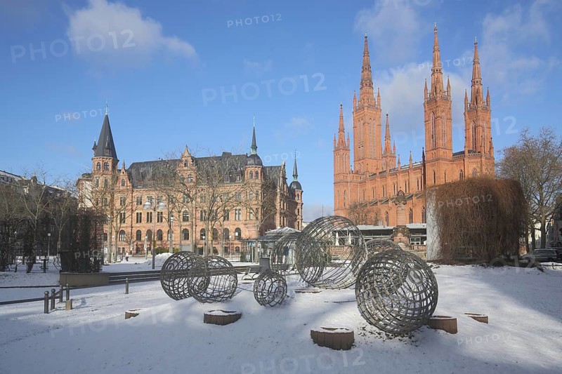 Park sculpture by Vollrad Kutscher 2004, modern art, abstract art, metal mesh, wire mesh, spheres, New Town Hall and neo-Gothic market church, snow, winter, Wiesbaden, Dernsches Gelände, Hesse, Germany