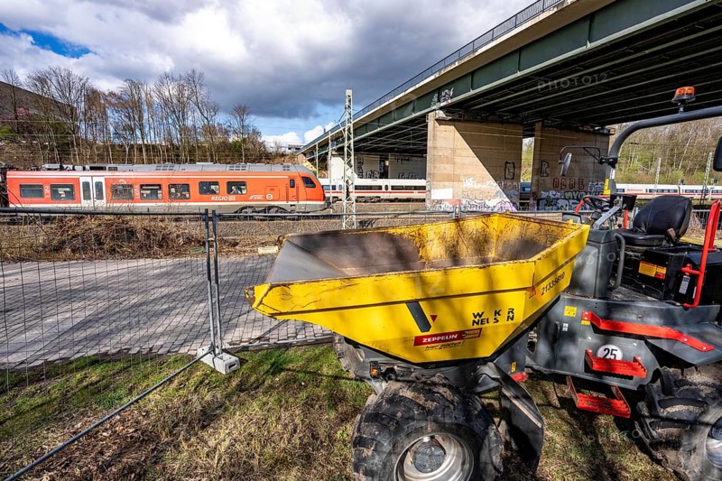 The Hardenberg bridge, A40 motorway in Mülheim an der Ruhr, dilapidated motorway bridge, must be renewed, runs over the most important rail connection between the Rhineland and the Ruhr area, first half is to be demolished and renewed, then the second, traffic between Duisburg and Essen then runs in one lane across the other bridge, with sometimes severe obstructions to rail and car traffic, preparatory work here, North Rhine-Westphalia, Germany