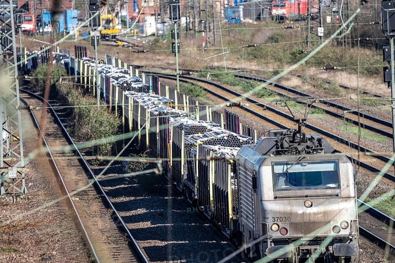 Freight train on the line in front of the Oberhausen-Osterfeld marshalling yard, North Rhine-Westphalia, Germany