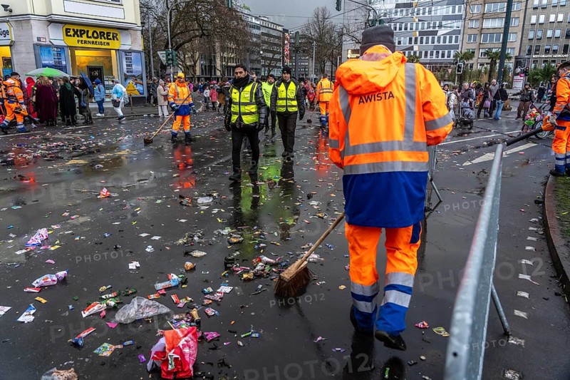 Sweep on Rose Monday in Düsseldorf, the municipal utilities clean up after the train, confetti, camels, trash, employees of AWISTA, Society for Waste Management and City Cleaning, central disposal and urban cleaning companies in Düsseldorf, clean the train's path with their street cleaning machines, North Rhine-Westphalia, Germany