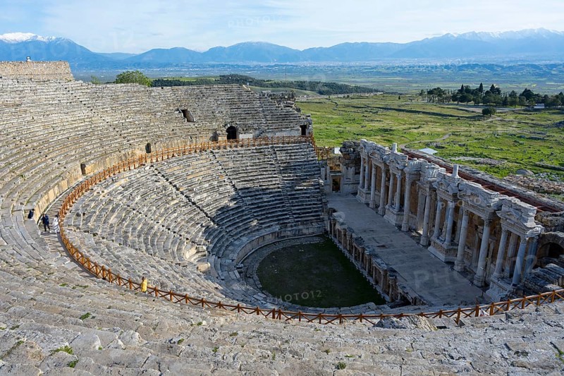 Large old theatre in a picturesque landscape with mountain backdrop, amphitheatre, Hierapolis, Pamukkale, Denizli, UNESCO World Heritage Site, Anatolia, Turkey