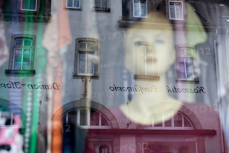 Reflection in a windowpane, women's fashion, Bad Karlshafen, Weser Uplands, Weserbergland, Hesse, Germany