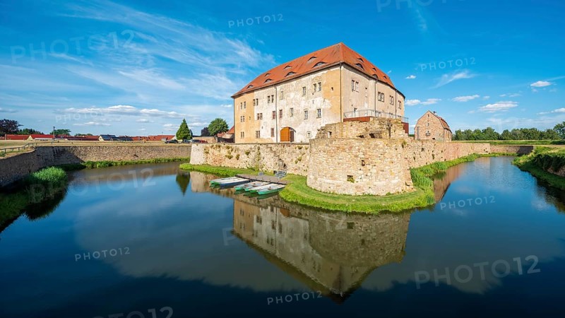 Moated castle and Heldrungen Fortress, inner moat with bastions, Renaissance castle in the back, Heldrungen, Thuringia, Germany