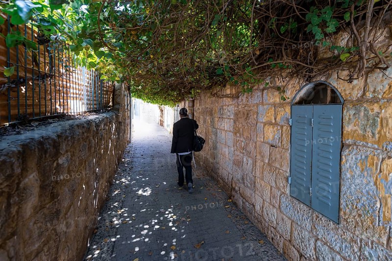 Israel, Jerusalem old narrow streets of Nahlaot historic center with many small synagogues