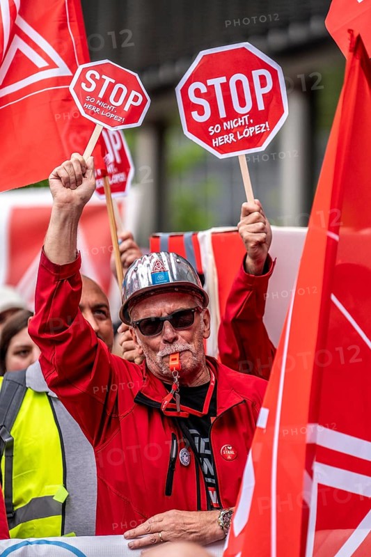 Demonstration by many thousands of steelworkers in front of the ThyssenKrupp headquarters in Essen against massive job cuts following the involvement of a foreign investor in the company, massive criticism of Group CEO Miguel López, North Rhine-Westphalia, Germany