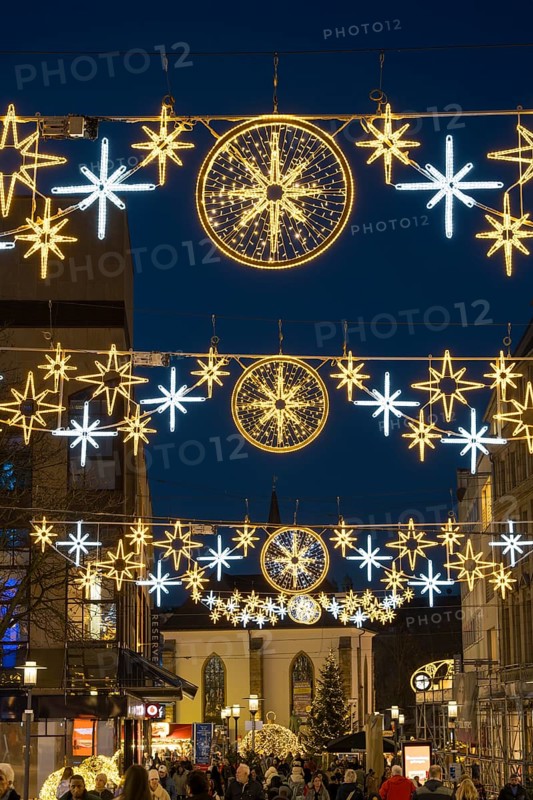 Garlands with Christmas lights over the pedestrian zone, city of Essen, Ruhr area, North Rhine-Westphalia, Germany