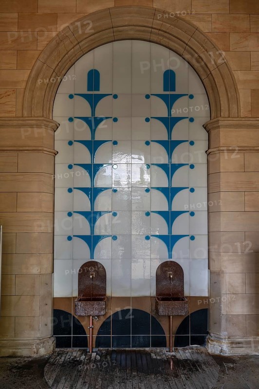 Decorative wall with Art Nouveau tiles, in front of it two drinking fountains in the foyer, Heilbad Kissingen, Bad Kissingen, Lower Franconia, Bavaria, Germany