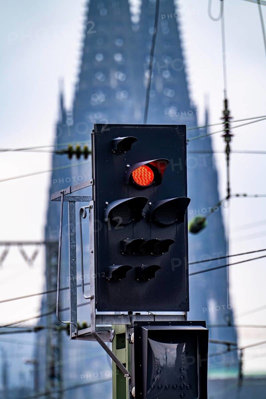 Railway line between Cologne main station and Cologne-Hansaring station, Cologne Cathedral, signal showing red, North Rhine-Westphalia, Germany