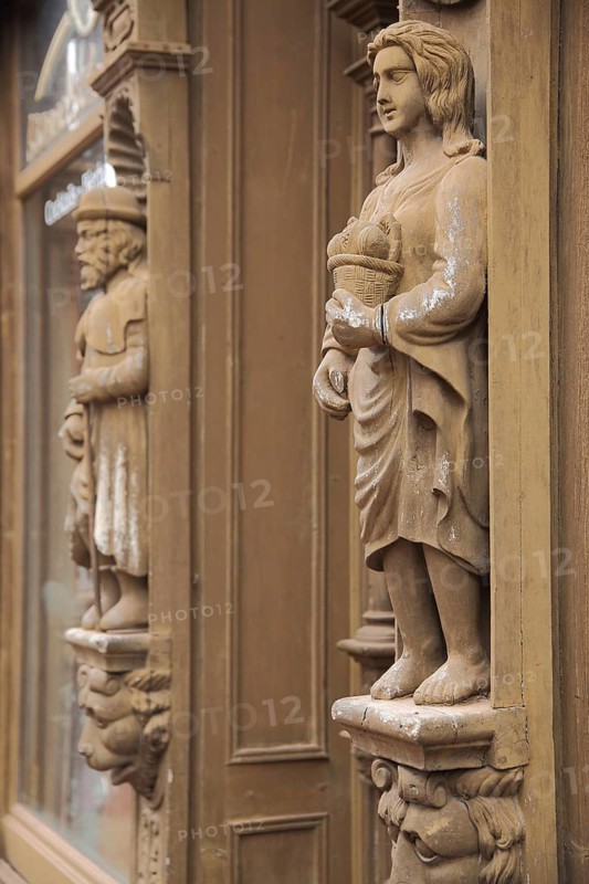 Wooden figure at Krummel's house, wood carvings, statue, standing female figure with basket carrying, decorations, handicrafts, wood sculptures, detail, half-timbered house, Wernigerode, Harz, Saxony-Anhalt, Germany