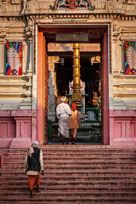 PUSHKAR, INDIA, NOVEMBER 21, 2012: People entering Rangji Temple (dedicated to Rangji) (an incarnation of Lord Vishnu) . Pushkar, Rajasthan, India