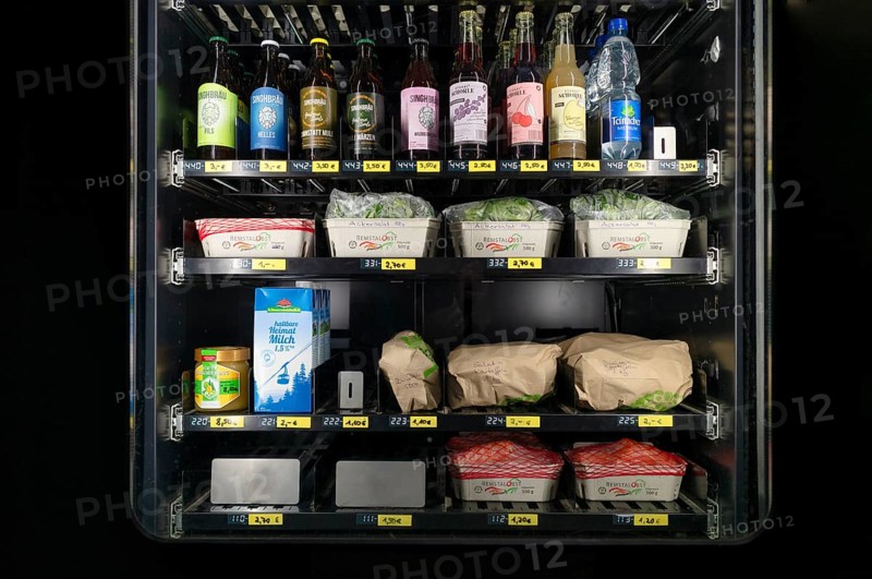 Food in the vending machine, display, vending machine, drinks, salad, milk, honey, self-service, self-service, farm shop, Fellbach, Baden-Württemberg, Germany