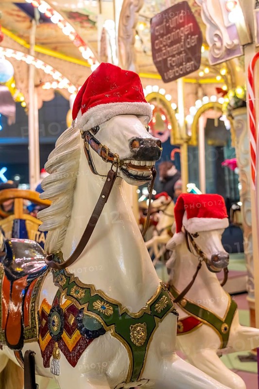 Pre-Christmas season, Christmas market in the city centre of Essen, Kennedyplatz, historic carousel, North Rhine-Westphalia, Germany