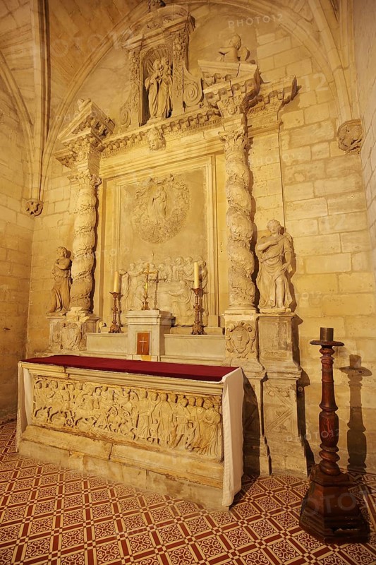 Altar room with figures and decorations of the side chapel, ornaments, stone carvings, handicrafts, reliefs, Romanesque St-Trophime Cathedral, Place de la République, Kaiserplatz, Arles, Bouches-du-Rhône, Camargue, Provence, France