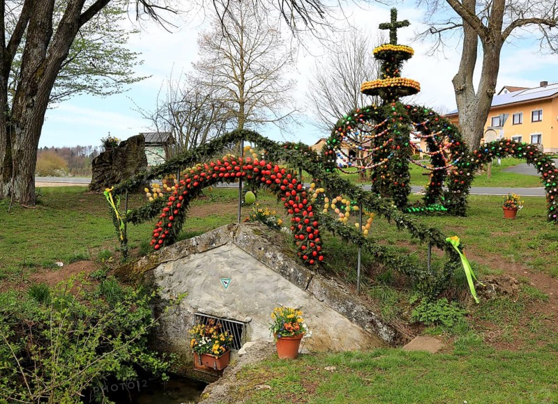 Osterbrunnen an der Aufseßquelle in Königsfeld, Franconian Switzerland, Bamberg district, Upper Franconia, Bavaria, Germany