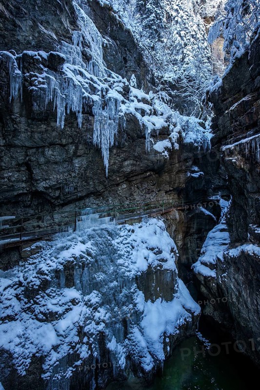 Winter, snowy landscape, icicles, river Breitach and hiking trail through the Breitachklamm gorge near Oberstdorf, Oberallgäu, Allgäu, Bavaria, Germany