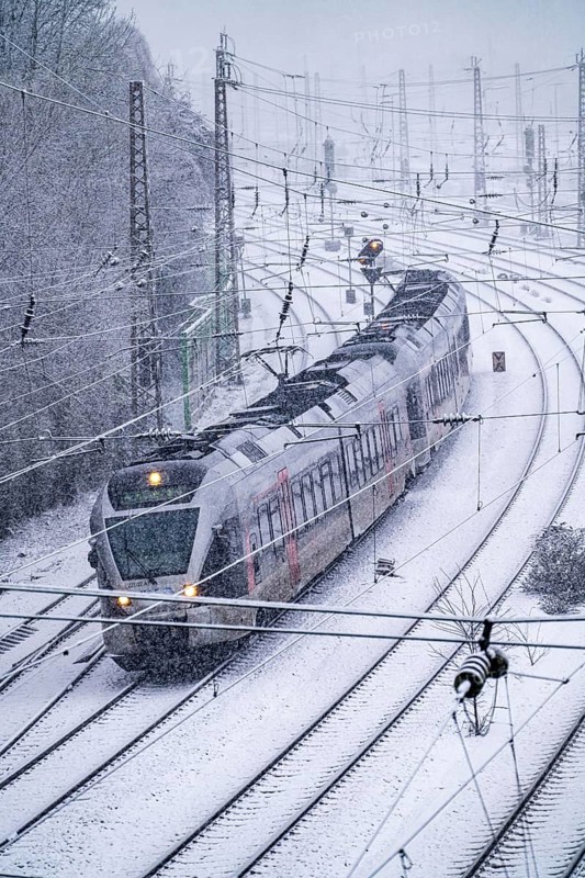 Winter weather, heavy snowfall, railway tracks in front of Essen central station, local train, North Rhine-Westphalia, Germany