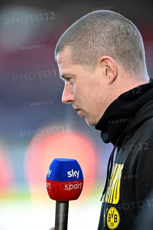 Coach Mike Tullberg Borussia Dortmund BVB Portrait in interview Microphone Microphone Logo SKY Voith-Arena, Heidenheim, Baden-Württemberg, Germany