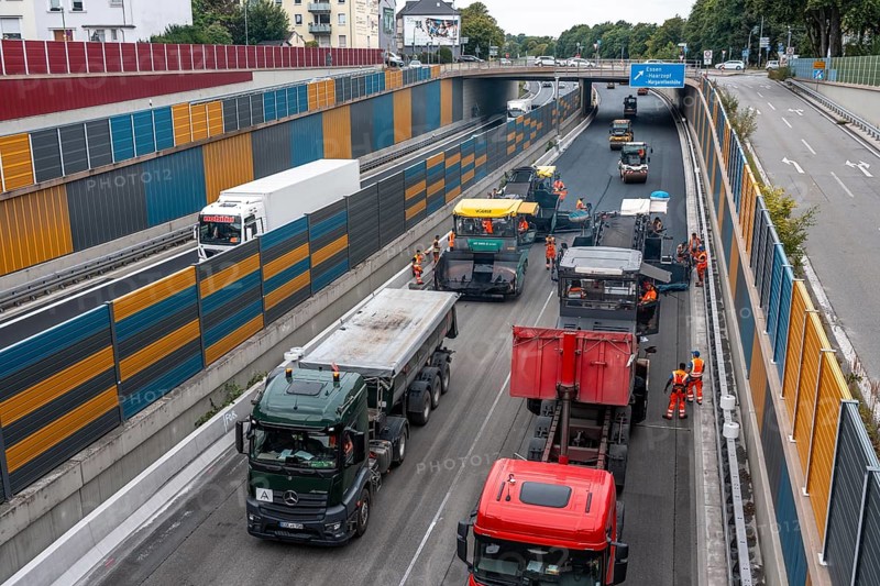 Rehabilitation of the A52 motorway near Essen, an 8 km long section between the Essen-Kettwig junction and the Essen-Ost motorway junction was completely renovated over a period of 9 years, 6 lanes, new drainage pipes, carriageway, bridges, noise barriers, traffic facilities, here the last section, direction Düsseldorf, new carriageway surface, laying of porous asphalt, whispering asphalt, at the Essen-Rüttenscheid junction, North Rhine-Westphalia, Germany