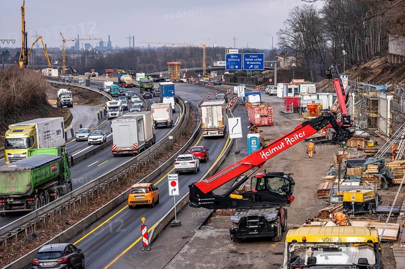 A3 motorway at the Duisburg-Kaiserberg interchange, constricted lanes, heavy traffic, complete conversion and construction of the A3 and A40 intersections, all bridges, ramps, roads are renewed and partly extended, 8-year construction period, railway bridges running there will also be renewed, North Rhine-Westphalia, Germany