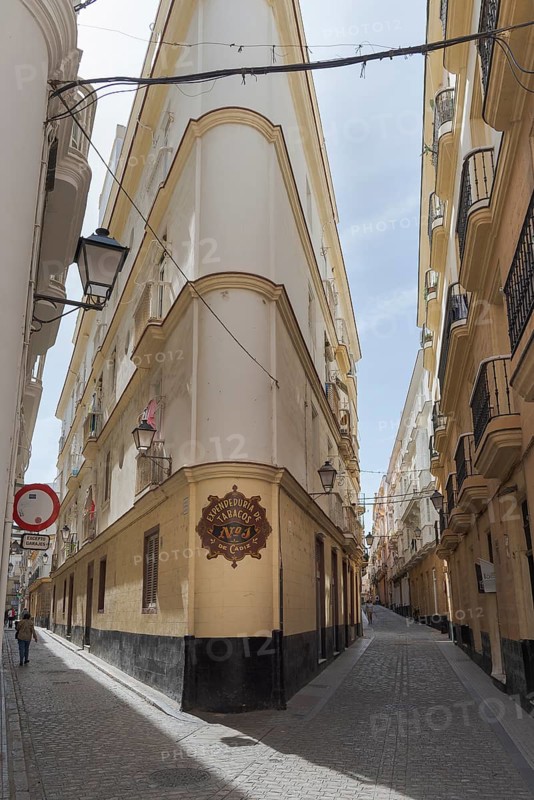 Narrow alley in the old town of Cádiz, Spain