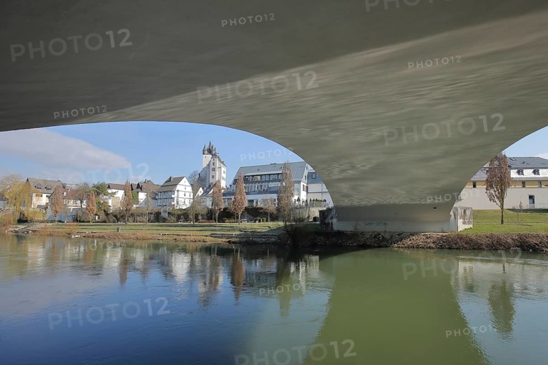 Lahnbrücke from below and cityscape of Diez, Lahn, perspective, Grafenschloss Spiegelung, Perspektive, Diez, Rhineland-Palatinate, Germany