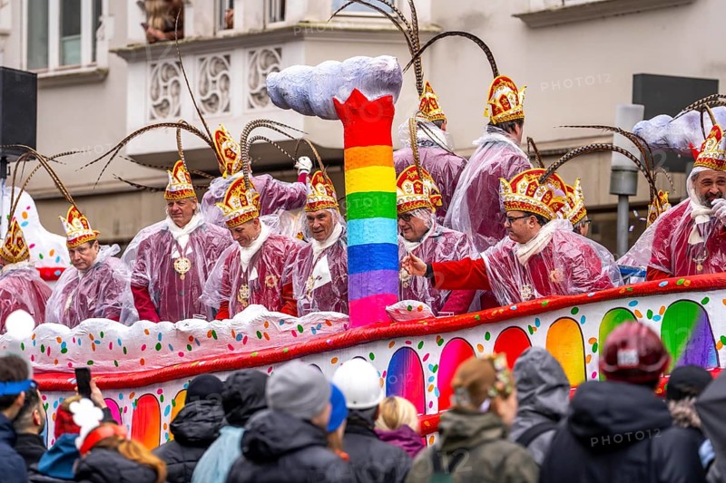 Rose Monday procession in Düsseldorf, theme floats and foot groups of the carnival societies and other participants at the street carnival, in some cases heavy rain, North Rhine-Westphalia, Germany