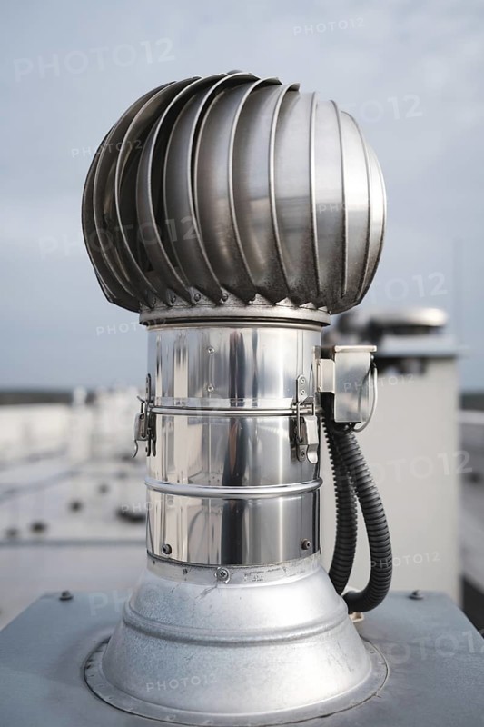 Hybrid chimney cowl on the ventilation duct
