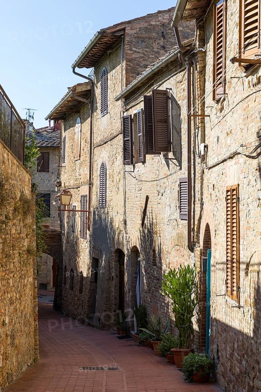 Narrow alleyways in the medieval town of San Gimignano, province of Siena, Tuscany, Italy