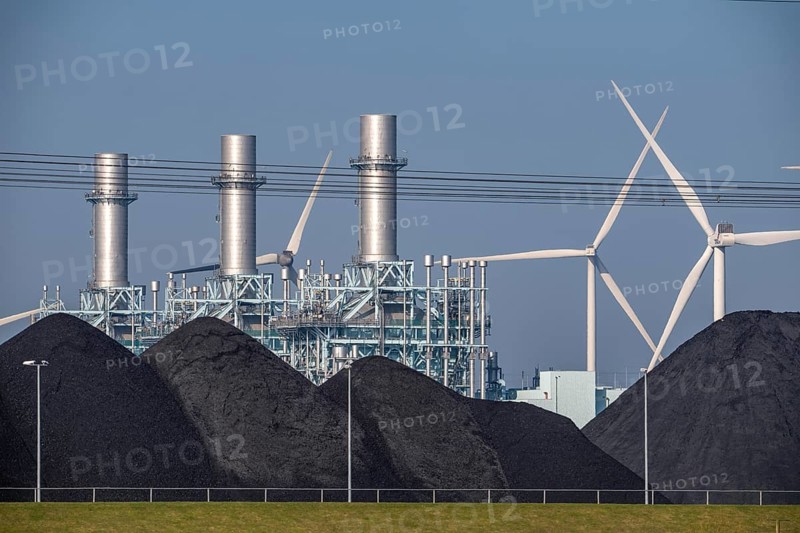 The gas and steam combined cycle power plant, GuD, Magnum, with 1410 MW output, gas power plant with 3 blocks, powered by natural gas, can also be operated with hydrogen, coal storage at the Eemshaven coal power plant, Eemshavencentrale, both operated by RWE Generation, one of the 3 large power plants in the Eemshaven energy park, Groningen province, the Netherlands