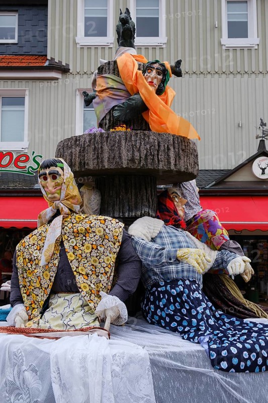 Witch figures at the fountain, decoration for Walpurgis Night, Braunlage, Harz, Lower Saxony, Germany