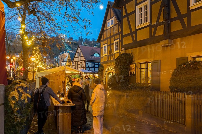 Elbhangfest Christmas market in Dresden Loschwitz in the historic village center of Loschwitz during Advent, Dresden, Saxony, Germany