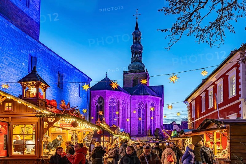 The Christmas market at St. Peter's Church in Soest at dusk, North Rhine-Westphalia, Germany