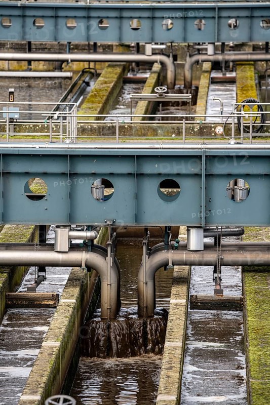 Secondary clarifier, Emschergenossenschaft wastewater treatment plant in the Weilheimer Mark in Bottrop, North Rhine-Westphalia, Germany