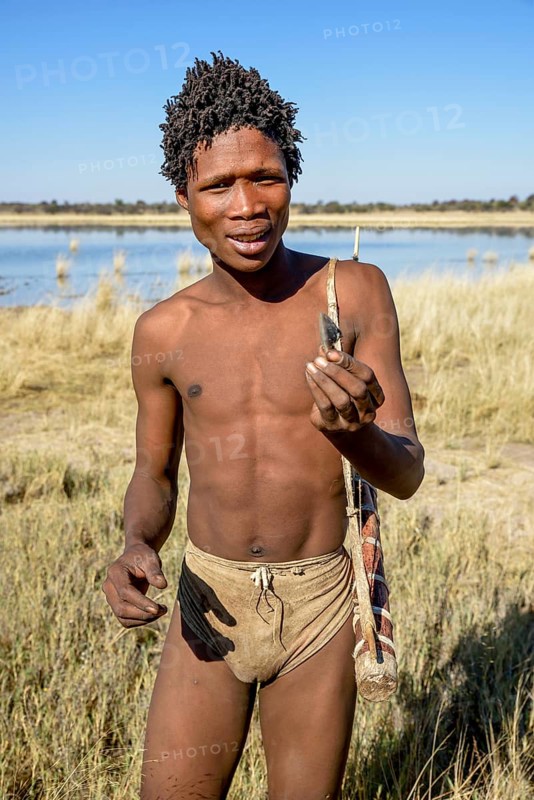 Bushman of the Ju/' Hoansi-San on the hunt, village //Xa/oba, near Tsumkwe, Otjozondjupa region, Namibia